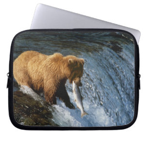 Alaskan Brown Bear Fangen von Lachs bei Brooks Laptopschutzhülle