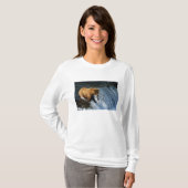 Alaskan Brown Bear Fangen von Lachs bei Brooks T-Shirt (Vorne ganz)