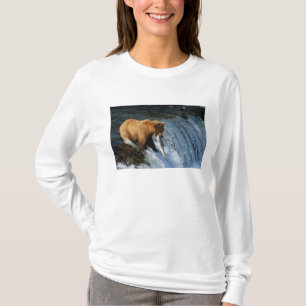 Alaskan Brown Bear Fangen von Lachs bei Brooks T-Shirt