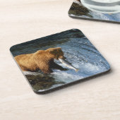 Alaskan Brown Bear Fangen von Lachs bei Brooks Untersetzer (Linke Seite)