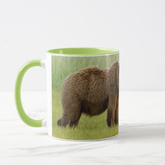 Alaskan Brown Bear mit Cubs auf einer Wiese Tasse (Links)