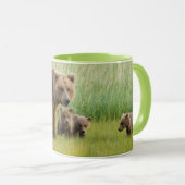 Alaskan Brown Bear mit Cubs auf einer Wiese Tasse (VorderseiteRechts)