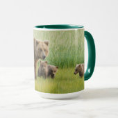 Alaskan Brown Bear mit Cubs auf einer Wiese Tasse (VorderseiteRechts)