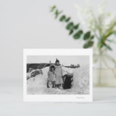 Alaskan Eskimos außerhalb ihrer Zuhause-Fotografie Postkarte (Stehend Vorderseite)