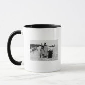 Alaskan Eskimos außerhalb ihrer Zuhause-Fotografie Tasse (Links)