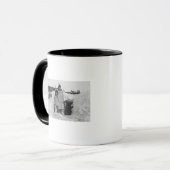 Alaskan Eskimos außerhalb ihrer Zuhause-Fotografie Tasse (Vorderseite Links)