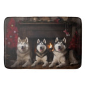 Alaskan Malamute am Feuerplatz Weihnachten Badematte (Vorderseite)