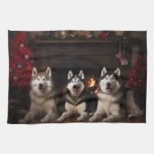 Alaskan Malamute am Feuerplatz Weihnachten Geschirrtuch (Horizontal)