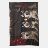 Alaskan Malamute am Feuerplatz Weihnachten Geschirrtuch (Vertikal)
