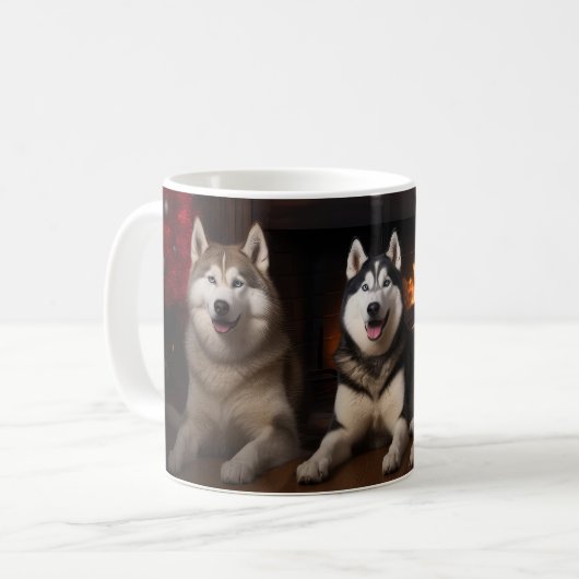 Alaskan Malamute am Feuerplatz Weihnachten Kaffeetasse (Vorderseite Links)