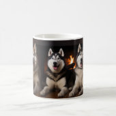 Alaskan Malamute am Feuerplatz Weihnachten Kaffeetasse (Mittel)
