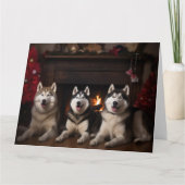 Alaskan Malamute am Feuerplatz Weihnachten Karte (Vorderseite)