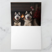 Alaskan Malamute am Feuerplatz Weihnachten Karte (Innenseite)