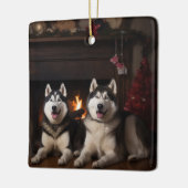 Alaskan Malamute am Feuerplatz Weihnachten Keramikornament (Links)