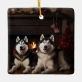 Alaskan Malamute am Feuerplatz Weihnachten Keramikornament (Vorderseite)