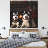 Alaskan Malamute am Feuerplatz Weihnachten Leinwanddruck (Insitu (Schlafzimmer))