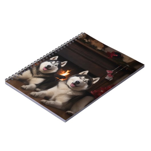 Alaskan Malamute am Feuerplatz Weihnachten Notizblock (Linke Seite)