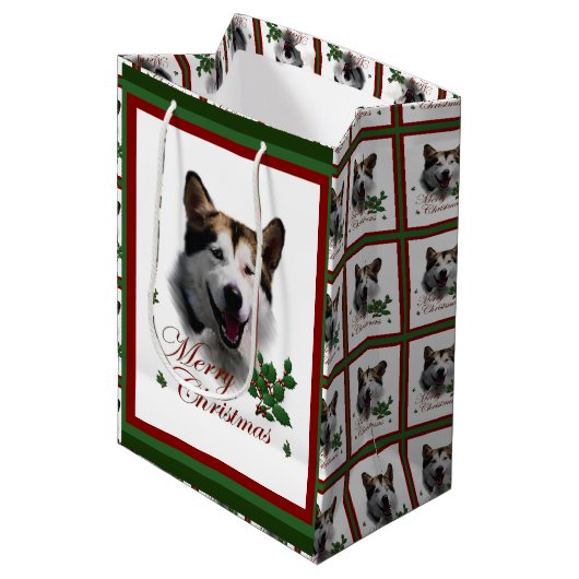 Alaskan Malamute Christmas Mittlere Geschenktüte (Vorderseite Schrägansicht)