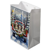 Alaskan Malamute Christmas Red Truck Holiday Mittlere Geschenktüte (Rückseite Schrägansicht)