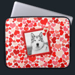 Alaskan Malamute Dog Herz Laptop-Ärmel Laptopschutzhülle<br><div class="desc">Rot und rosa herabfallende Herzen mit niedlichem Alaskan Malamute Foto im Rahmen</div>