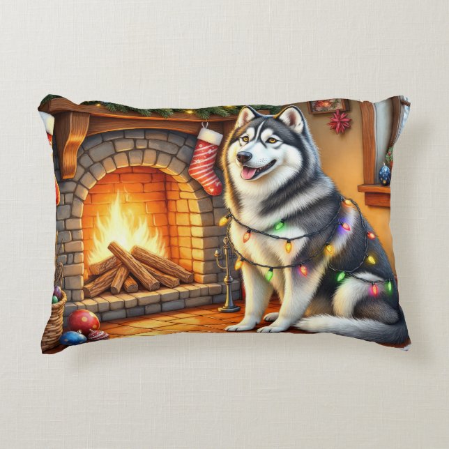 Alaskan Malamute Fireplace with Christmas Lights Dekokissen (Vorderseite)