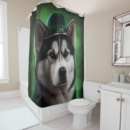 Alaskan Malamute Hund in St. Patrick's Day Dress Duschvorhang (Beispiel)