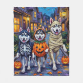 Alaskan Malamute Hunde Trick-or-Treating Halloween Fleecedecke (Vorderseite)