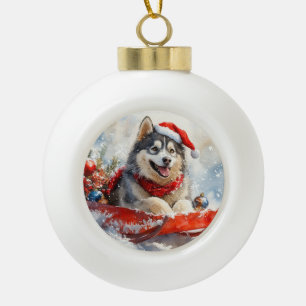 Alaskan Malamute im Schlitten Lass es schneien Wei Keramik Kugel-Ornament