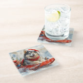 Alaskan Malamute in Sledge Let it Schnee Weihnacht Glasuntersetzer (Schrägansicht)