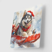 Alaskan Malamute in Sledge Let it Schnee Weihnacht Quadratische Wanduhr (Winkel)