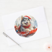 Alaskan Malamute in Sledge Let it Schnee Weihnacht Runder Aufkleber (Umschlag)