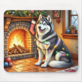 Alaskan Malamute Kamin mit Weihnachtslichtern Mousepad (Vorne)