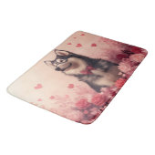 Alaskan Malamute mit Rose - Valentinstag Badematte (Schrägansicht)