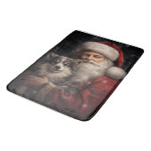 Alaskan Malamute mit Weihnachten des Weihnachtsman Badematte (Schrägansicht)