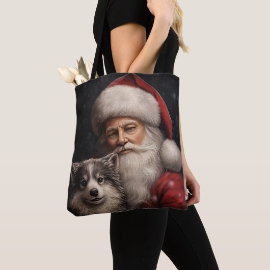 Alaskan Malamute mit Weihnachten des Weihnachtsman Tasche (Von Nahem)