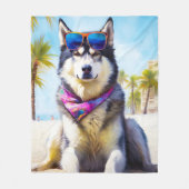 Alaskan Malamute on Beach, Sommergeschenk Fleecedecke (Vorderseite)