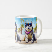 Alaskan Malamute on Beach, Sommergeschenk Kaffeetasse (VorderseiteRechts)