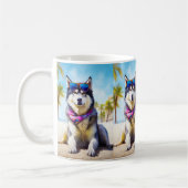 Alaskan Malamute on Beach, Sommergeschenk Kaffeetasse (Links)