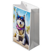 Alaskan Malamute on Beach, Sommergeschenk Kleine Geschenktüte (Vorderseite Schrägansicht)