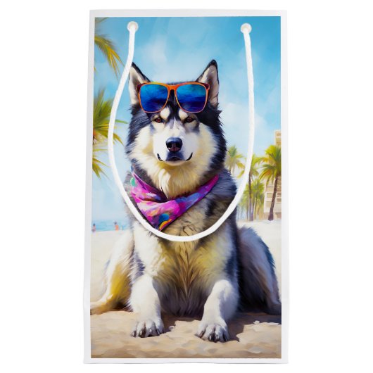 Alaskan Malamute on Beach, Sommergeschenk Kleine Geschenktüte (Vorderseite)