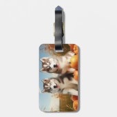 Alaskan Malamute Welpe Herbst Delight Pumpkin Gepäckanhänger (Rückseite vertikal)