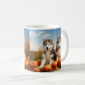 Alaskan Malamute Welpe Herbst Delight Pumpkin Kaffeetasse (VorderseiteRechts)