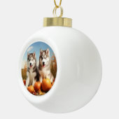 Alaskan Malamute Welpe Herbst Delight Pumpkin Keramik Kugel-Ornament (Rechts)