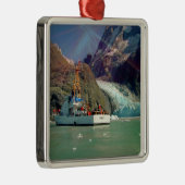 Alaskan Mountain View mit Boot Silbernes Ornament (Rechts)