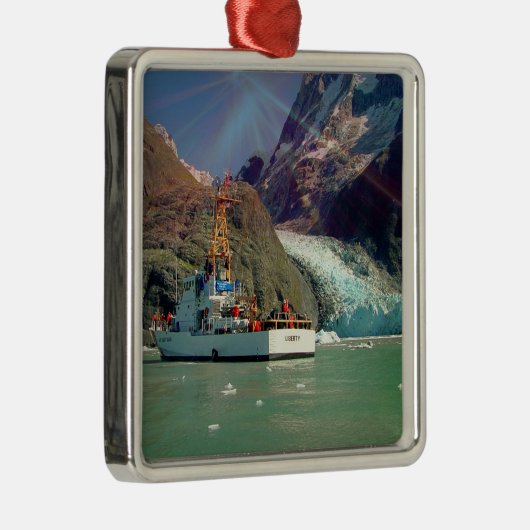 Alaskan Mountain View mit Boot Silbernes Ornament (Rechts)