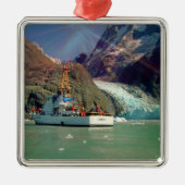 Alaskan Mountain View mit Boot Silbernes Ornament (Vorne)
