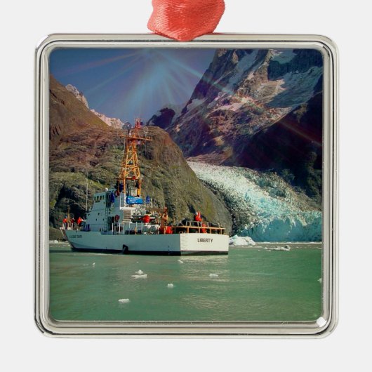 Alaskan Mountain View mit Boot Silbernes Ornament (Vorne)