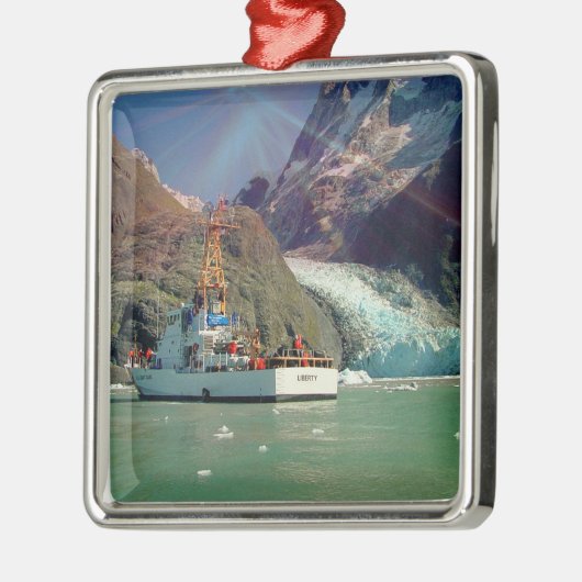 Alaskan Mountain View mit Boot Silbernes Ornament (Links)