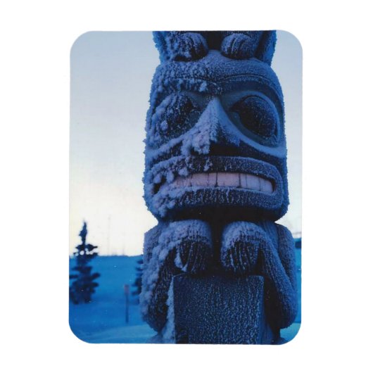 Alaskan Totem Pole Winter Night Foto entwickelt Magnet (Vertikal)