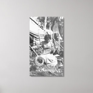 Alaskan Woman Making Snowschuhe Fotografie Leinwanddruck